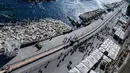 Penampakan pizza sepanjang 1 mil untuk pecahkan rekor dunia di pinggir Laut Naples, Italia, 18 Mei 2016. Pizza terpanjang itu dibuat dengan menggunakan 2.000 kg tepung, 1.6000 kg tomat, 2.000 kg mozzarella dan 200 liter minyak. (Mario LAPORTA/AFP)
