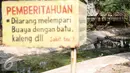 Sebuah papan pengumuman terpampang di Taman Buaya Indonesia Jaya (TBIJ), Jawa Barat, Minggu (26/7/2015). Taman Buaya Cikarang merupakan salah satu penangkaran terbesar di Asia bahkan dunia. (Liputan6.com/Faizal Fanani)