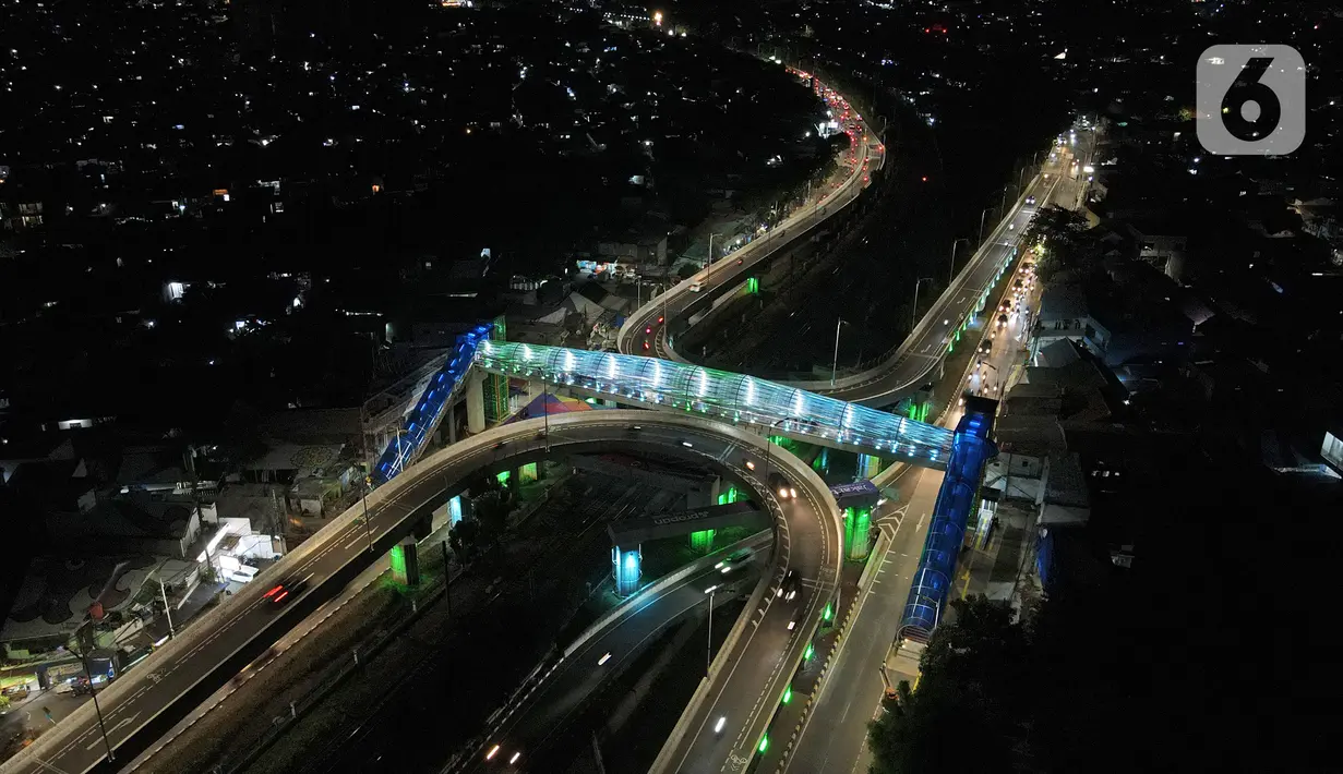 Pandangan udara JPO Lenteng Agung, Jakarta, Senin (6/9/2021). Walau belum diresmikan, sejumlah warga tampak antusias menjadikan JPO Lintas Atas Lenteng Agung sebagai spot berfoto maupun sarana hiburan karena dihiasi gemerlap warna-warni lampu. (Liputan6.com/Herman Zakharia)