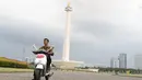Petugas mencoba motor listrik di sekitar halaman Monumen Nasional, Jakarta, Kamis (13/12). 20 unit motor listrik merek Viar Q1 siap menjadi kendaraan operasional petugas di Kawasan Monas Jakarta. (Liputan6.com/Helmi Fithriansyah)