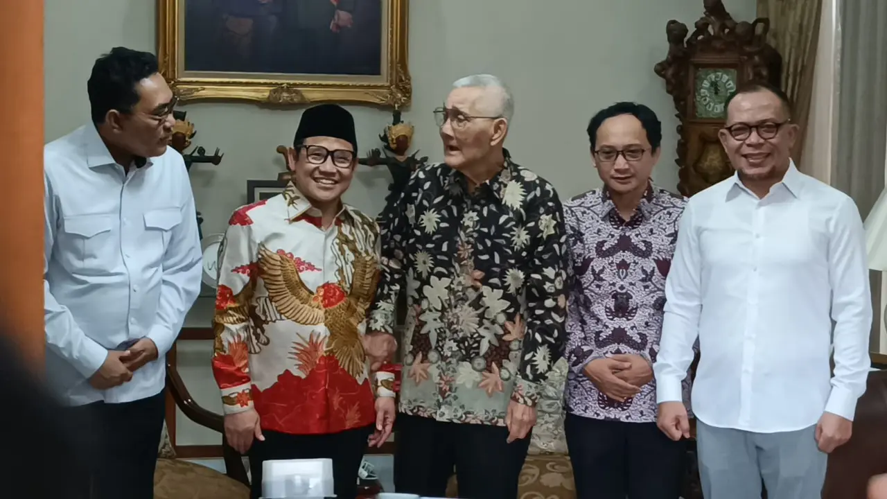 Ketua Umum PKB Muhaimin Iskandar alias Cak Imin saat bertemu Wakil Presiden RI ke-6 Try Sutrisno, Sabtu (20/5/2023) (Liputan6.com/Fachrur Rozie)