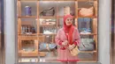 Paduan hijab pashmina bernuansa cerah sukses membuat tampilannya terlihat awet muda. [Foto: Instagram/ Aldila Jelita].