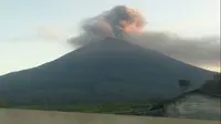 Gunung Kerinci di Jambi menyemburkan asap tebal setelah gempa melanda gempa 6,5 SR mengguncang barat daya Pesisir Selatan. (BNPB)