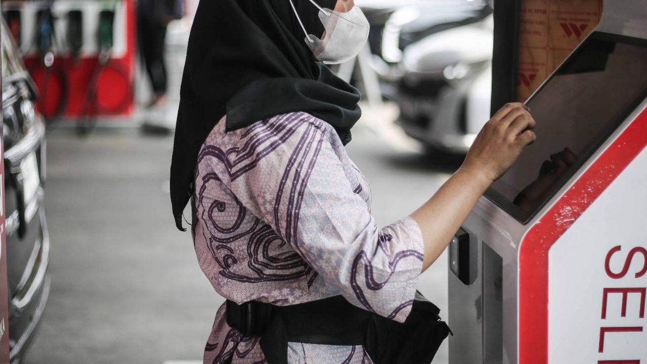 Menyambut peringatan Hari Batik Nasional, petugas SPBU MT Haryono tampil beda dengan berpakaian batik pada hari Senin (2/10/2023).