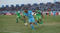 Dua gol Loris Arnaud mengantar Persela Lamongan menundukkan Bhayangkara FC 2-0 di Stadion Surajaya, Lamongan, Minggu (16/9/2018). (Bola.com/Zaidan Nazarul)