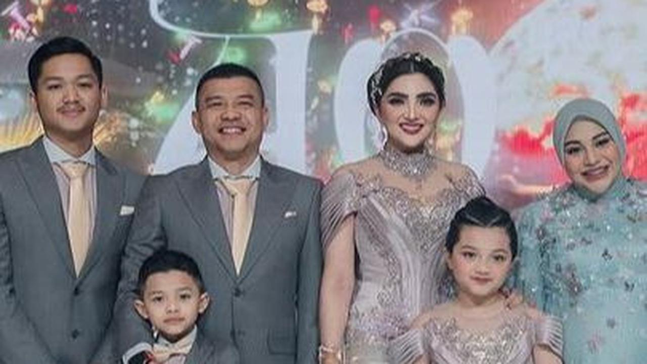 Memberikan julukan A6 (Asix) kepada keluarganya <br>
