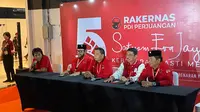 Ketua DPD PDIP Jawa Barat Ono Surono saat konpers di sela Rakornas ke-V PDIP di BCIS Ancol, Jakarta Utara, Sabtu (25/4/2024). (Merdeka).