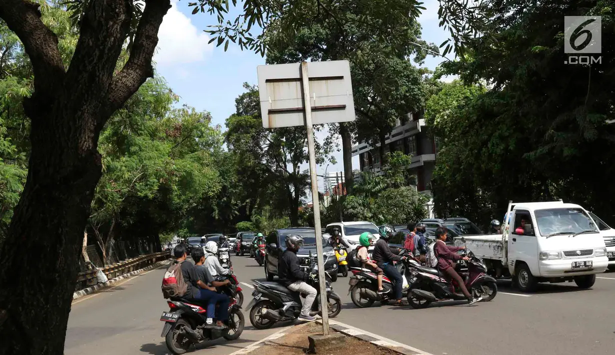 Pengendara sepeda motor melawan arus untuk memutar balik di kawasan Cilandak, Jakarta, Kamis (31/1). Selain melanggar hukum, perilaku buruk pemotor berpotensi membahayakan keselamatan diri sendiri serta pengendara lain. (Liputan6.com/Immanuel Antonius)
