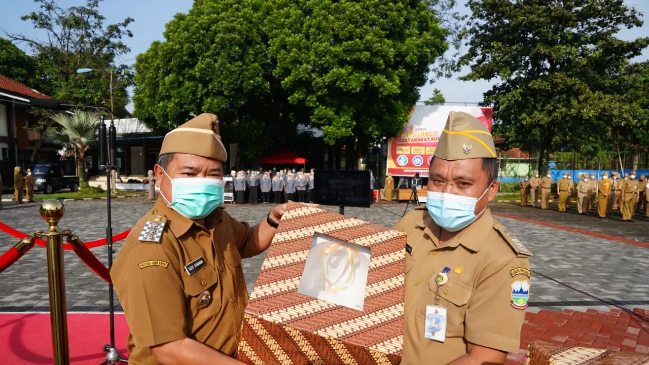 Bupati Garut Rudy Gunawan secara simbolis memberikan fasilitas kloset kepada perwakilan kelurahan dalam deklarasi Open Defecation Free (ODF) di Garut, Jawa Barat.