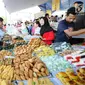 Aneka makanan dan minumam untuk berbuka puasa atau takjil dijajakan di kawasan Bendungan Hilir atau Benhil, Jakarta, Senin (6/5/2019). Kawasan Benhil menjadi tempat warga dan pekerja kantoran untuk berburu menu takjil setiap Ramadan. (Liputan6.com/Herman Zakharia)