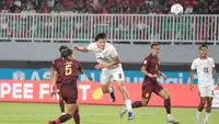 Pemain Timnas Indonesia Mitchell Baker menyundul bola ke gawang Kamboja pada laga Grup A Piala AFF 2026 di Stadion Pakansari, Bogor, Senin (27/7/2026). Penyerang berusia 19 tahun itu mencetak hattrick pada laga debutnya bersama Skuad Garuda dan membawa Indonesia meraih kemenangan 5-1 atas Kamboja. (KLY/ Budy Santoso)