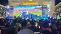 Nonton bareng final Piala Dunia 2026 di Stasiun Yogyakarta. (Bola.com/Ana Dewi)