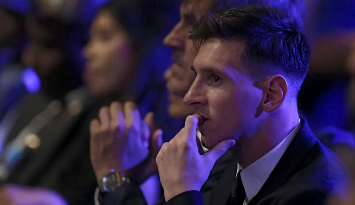 Bomber Barcelona, Lionel Messi saat menghadiri pengundian Liga Champions di Monako, Kamis (28/8/2015). Pemain Argentina itu terpilih sebagai pemain terbaik UEFA di Eropa untuk 2014-2015. (AFP PHOTO/Valery Hache)