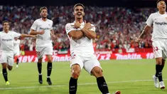 Striker Sevilla, Andre Silva berselebrasi usai mencetak gol ke gawang Real Madrid pada lanjutan La Liga Spanyol di stadion Sanchez Pizjuan (26/9). Silva mencetak dua gol dan mengantar Sevilla menang 3-0 atas Madrid. (AP Photo/Miguel Morenatti)
