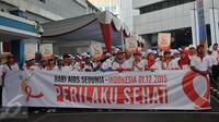 Sebuah spanduk dibentangkan saat memperingati Hari AIDS Sedunia di Kemenhub, Jakarta, Minggu (6/12/2015). Peringatan ini diramaikan dengan kegiatan jalan sehat dan sosialisasi di lapangan silang Monas. (Liputan6.com/Gempur M Surya)