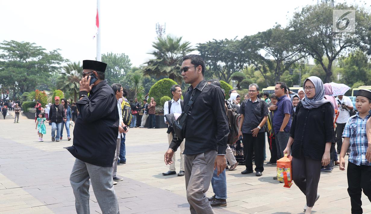 Warga mendatangi TMP Kalibata untuk melihat prosesi pemakaman Presiden RI ke-3 BJ Habibie, Jakarta, Kamis (12/9/2019). BJ Habibie wafat pada Rabu (11/9) di usia 83 tahun. (Liputan6.com/Helmi Fithriansyah)