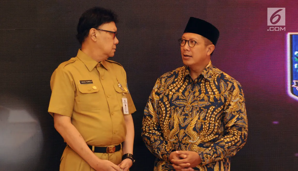 Mendagri Tjahjo Kumolo (kiri) berbincang dengan Menteri Agama, Lukman Hakim Saifuddin usai menerima Laporan Hasil Pemeriksaan BPK RI atas Laporan Keuangan Kementerian/Lembaga di Jakarta, Senin (29/5/2017). (Liputan6.com/Helmi Fithriansyah)