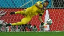 Sergio Romero berhasil mengetahui arah bola yang ditembakkan Wesley Sneijder pada Semi Final Argentina vs Belanda. Argentina menang dalam drama adu pinalti, The Corinthians Arena, Sao Paulo on (9/7/2014) (AFP PHOTO/PEDRO UGARTE)