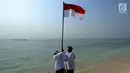 Aktivis Yayasan Kehati Jakarta  bersiap melakukan upacara bendera menghadap laut dalam rangka HUT ke-74 RI di Pulau Sangiang, Banten, Minggu (18/8/2019). Dalam kegiatan ini juga dilakukan akbir bersih pantai dengan memungut sampah-sampah di seputaran pantai. (merdeka.com/Arie Basuki)