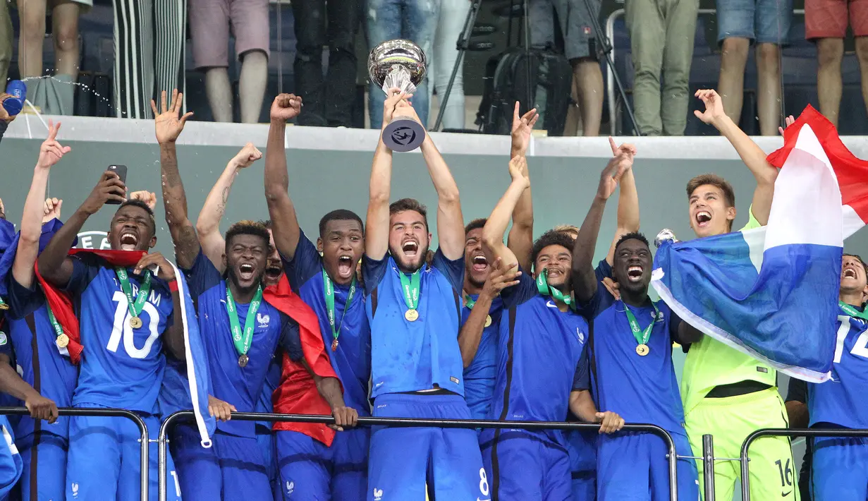 Prancis berhasil menjuarai Piala Eropa 2016 U-19 setelah mengalahkan Italia 4-0, pada laga final di Wirsol Rhein-Neckar-Arena, Sinsheim, Jerman, Minggu (24/7). (AFP PHOTO/Daniel Roland) 