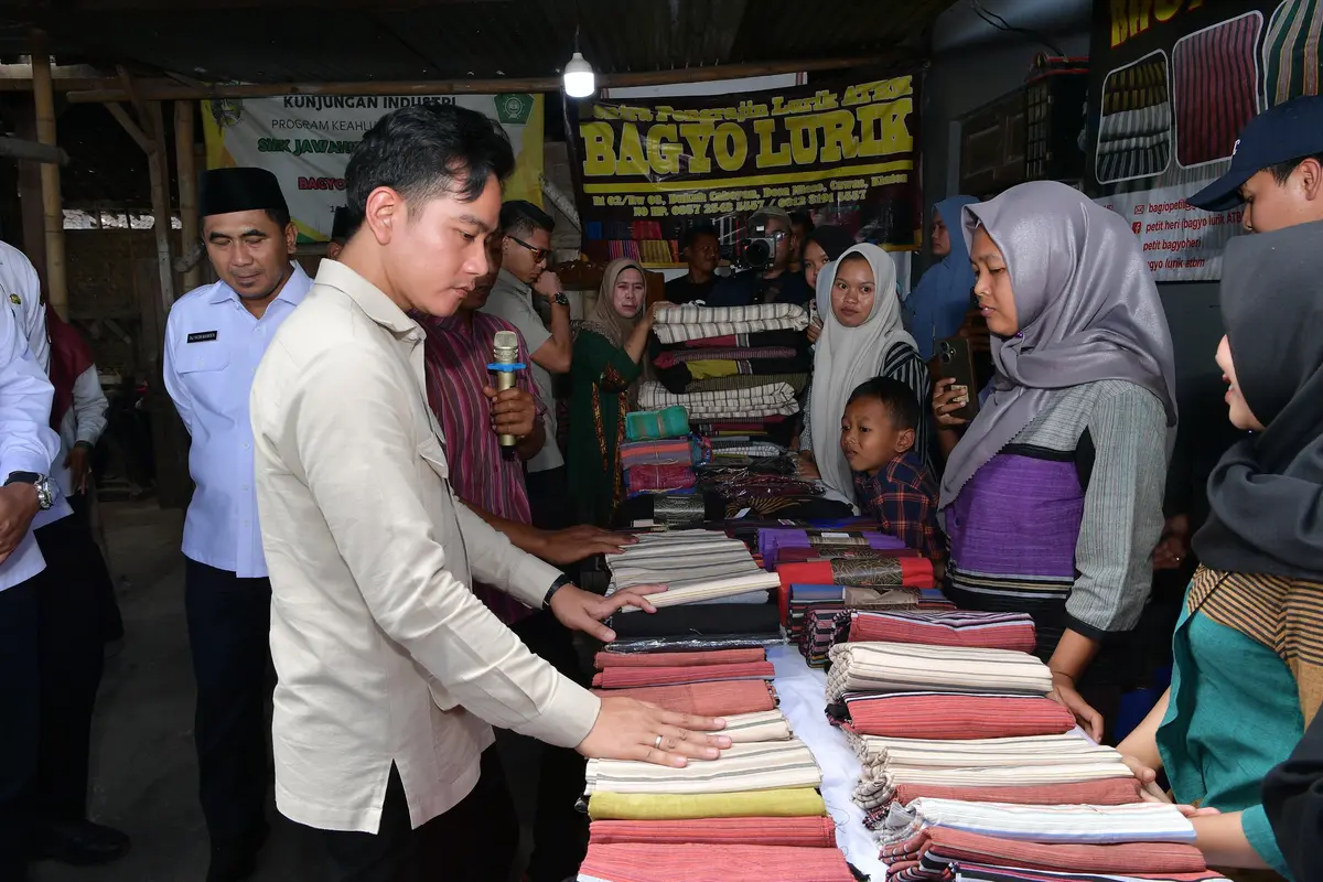 Wakil Presiden (Wapres) Gibran Rakabuming Raka melangsungkan kunjungan kerja ke Desa Pengrajin Lurik Tradisional di Dusun II, Mlese kec. Cawas, Kabupaten Klaten, Jawa Tengah, Rabu (9/7/2025).