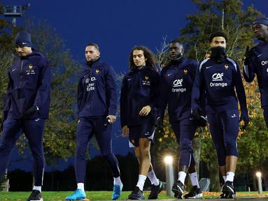 Pemain tim nasional Prancis WIlliam Saliba, Adrien Rabiot, Matteo Guendouzi, Dayot Upamecano, Warren Zaire Emery dan Randal Kolo Muani (kiri ke kanan) tiba untuk mengikuti sesi latihan di Clairefontaine-en-Yvelines pada 11 November 2024. (FRANCK FIFE/AFP)