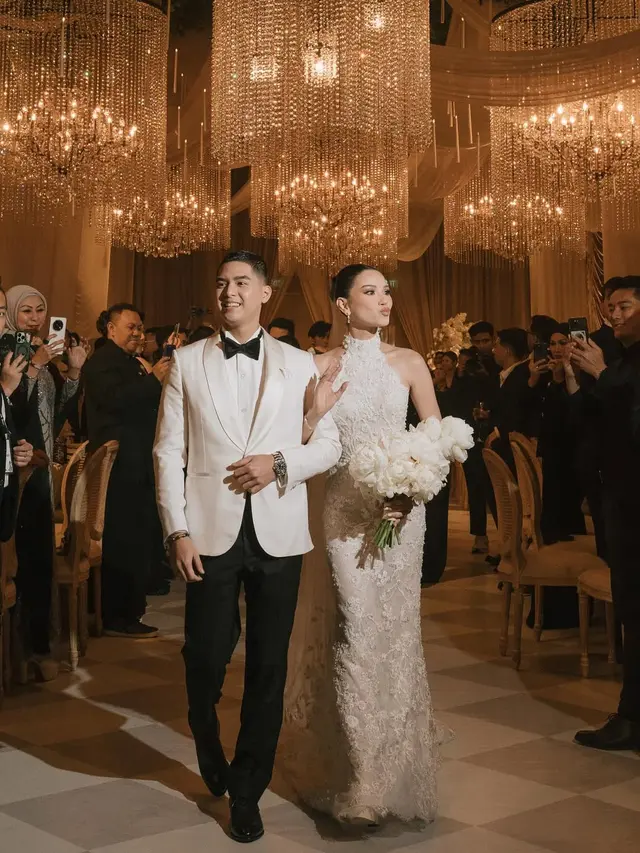 Sama-sama terlihat elegan, ini adu gaya busana nikahan Alyssa Daguise vs Amanda Rawles