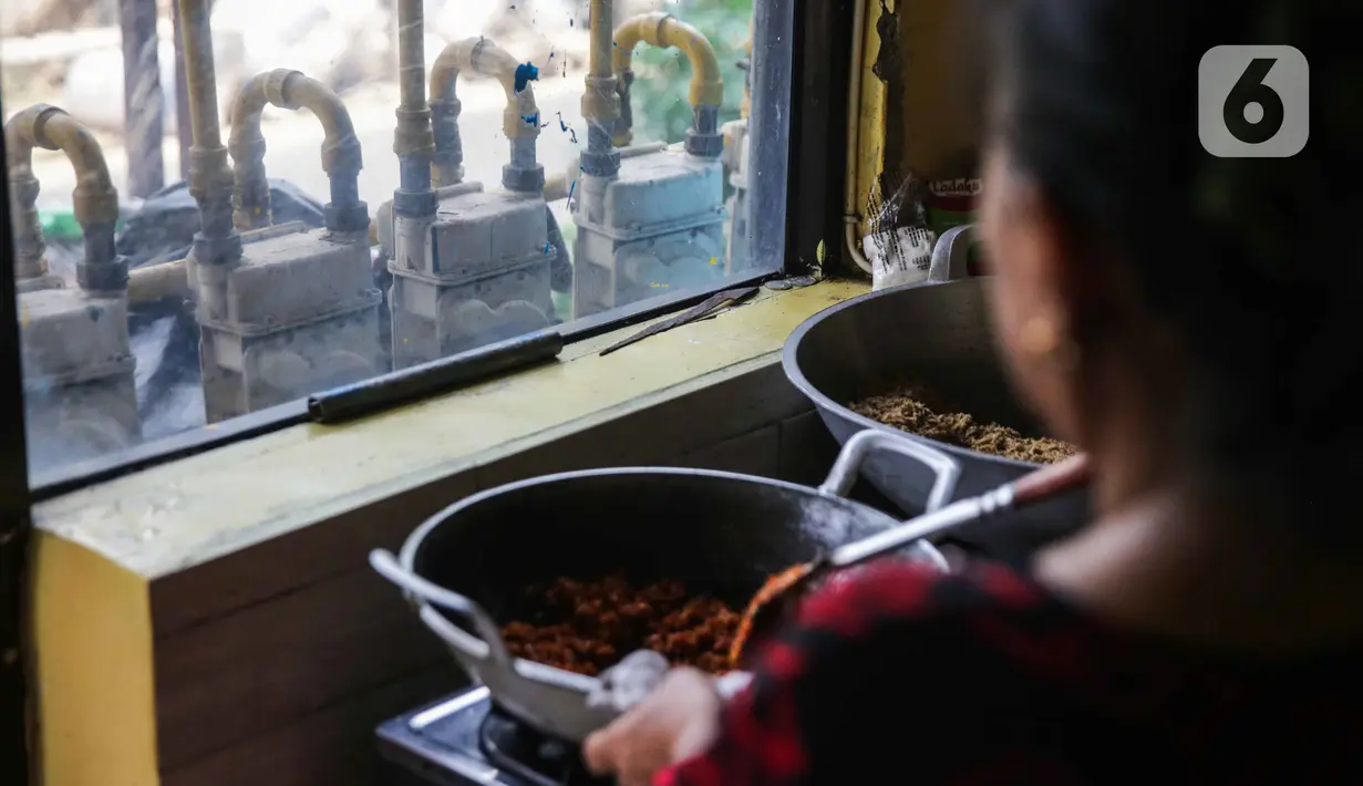 Warga memasak dengan aliran gas milik PGN di Rusunawa Griya Tipar Cakung, Jakarta Timur, Kamis (28/11/2019). Griya Tipar Cakung merupakan rusunawa kedua milik Pemprov DKI Jakarta yang telah dialiri jaringan pipa gas PGN. (Liputan6.com/Faizal Fanani)