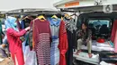Baju gamis menjadi pilihan favorit karena selaras dengan nuansa bulan suci Ramadan dan Hari Raya Idul Fitri. (Liputan6.com/Angga Yuniar)