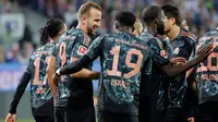 Penyerang Bayern Munchen asal Inggris #09, Harry Kane. merayakan gol dari titik penalti bersama rekan-rekan setimnya selama pertandingan sepak bola divisi satu Bundesliga Jerman antara Holstein Kiel dan FC Bayern Munchen di Kiel, Jerman utara, pada 14 September 2024. (AXEL HEIMKEN/AFP)