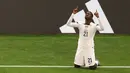 <p>Penyerang Timnas Amerika Serikat Timothy Weah melakukan selebrasi setelah mencetak gol pertama timnya pada pertandingan sepak bola Grup B Piala Dunia Qatar 2022 antara Amerika Serikat dan Wales di Stadion Ahmad Bin Ali di Al-Rayyan, Doha, Qatar, Senin (21/11/2022). Pemain bola kelahiran Amerika Serikat ini lebih memilih memperkuat timnas tanah kelahirannya dan menolak berada di sayap Liberia. (ADRIAN DENNIS/AFP)</p>