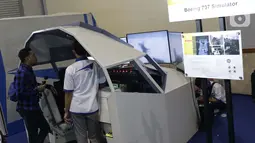 Pengunjung melihat-lihat simulator pesawat Boeing 737 yang dipamerkan pada Startup Teknologi dan Inovasi Industri Anak Negeri 2019 di Hall B Jakarta, Minggu (6/10/2019). Ajang ini memamerkan inovasi teknologi yang dikembangkan dari berbagai bidang. (Liputan6.com/Helmi Fithriansyah)