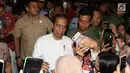 Presiden Joko Widodo atau Jokowi foto bersama dengan warga saat menghadiri acara Spirit of Millenials: Green Festival di Jakarta, Kamis (31/1). (Liputan6.com/Angga Yuniar)