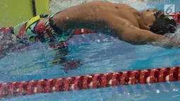 Perenang Indonesia, Jendi Pangabean saat tampil pada Asian Para Games cabang renang nomor 100 meter gaya punggung S9 di Stadion Aquatic, Jakarta, Kamis (11/10). (Bola.com/Vitalis Yogi Trisna)