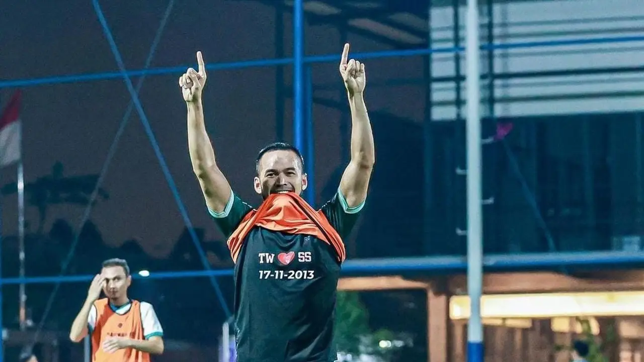 Teku Wisnu Selebrasi ke Shireen Sungkar saat Main Bola