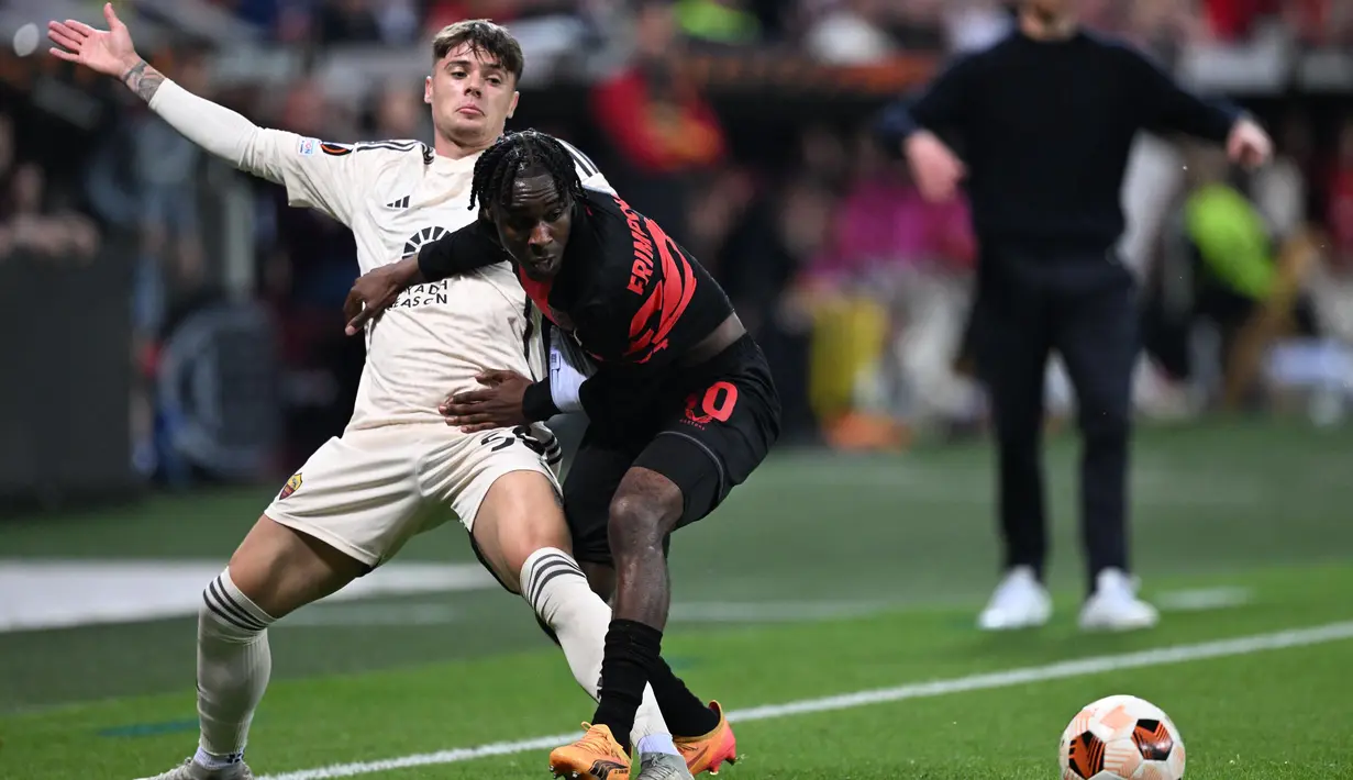 AS Roma unggul lebih awal lewat dua gol penalti yang dicetak Leandro Paredes pada menit ke-43 dan 66. (Kirill KUDRYAVTSEV/AFP)