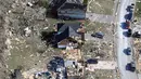 Rumah-rumah hancur setelah tornado menerjang Lebanon, Tennessee, Amerika Serikat, Selasa (3/3/2020). Tornado yang menerjang Tennessee menghancurkan bangunan dan menumbangkan tiang listrik. (AP Photo/Mark Humphrey)