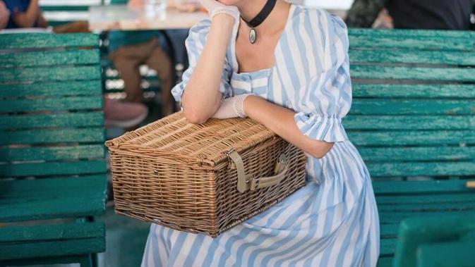 Mila, wanita Ukraina yang berpakaian ala abad ke-19 setiap hari. Sumber: Instagram/your_sunny_flowers