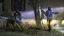 Polisi India tiba dalam operasi kontra-pemberontakan di pinggiran Srinagar, Kashmir, India, 3 Januari 2022. Menurut polisi, seorang pemberontak utama dan rekannya tewas dalam operasi tersebut. (AP Photo/Mukhtar Khan)