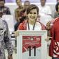 Ketua Umum Partai Solidaritas Indonesia (PSI) Grace Natalie (tengah) mendapatkan nomor 11 sebagai peserta pemilu 2019 saat pengundian nomor urut parpol di kantor KPU, Jakarta, Minggu (19/2). (Liputan6.com/Faizal Fanani)
