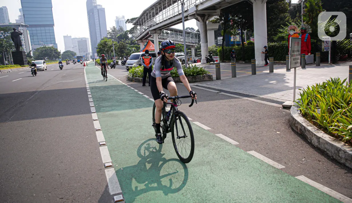Pesepeda melintas di Jalan Jenderal Sudirman, Jakarta, Minggu (6/6/2021). Gubernur DKI Jakarta Anies Baswedan berencana menambah jalur sepeda untuk memfasilitasi warga agar dapat bersepeda secara aman. (Liputan6.com/Faizal Fanani)