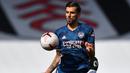 Gelandang Arsenal, Dani Ceballos mengontrol bola saat menghadapi Fulham pada laga Liga Inggris 2020/2021 di  Craven Cottage, London (12/9/2020). Dani Ceballos yang kini menjalani musim ke-7 bersama Real Madrid tercatat pernah membela Arsenal selama dua musim pada 2019/2020 dan 2020/2021 berstatus pinjaman dari Real Madrid. Ia total tampil dalam 50 laga bersama The Gunners di Liga Inggris dengan torehan 5 assist. (AFP/Pool/Ben Stansall)