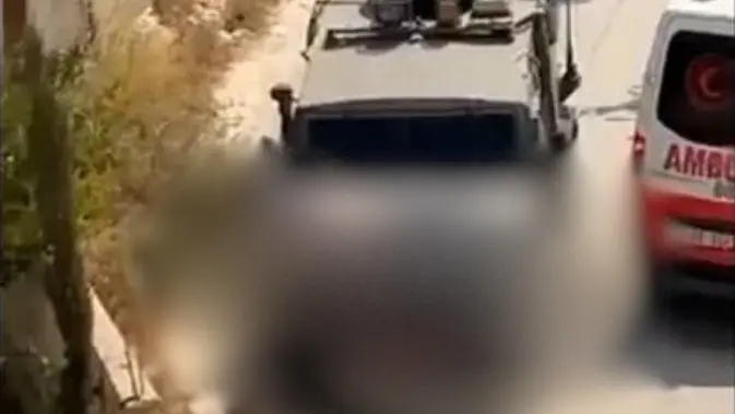 <p>Tentara Israel mengikat seorang pria Palestina yang terluka di atas mobil jip. Gambar ini terekam dan beredar di media sosial (Dok. Palestine Red Crescent).</p>