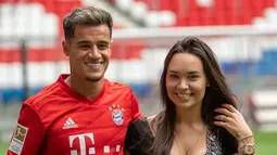 Pemain baru Bayern Munchen Philippe Coutinho (kiri) berpose bersama istrinya Aina Coutinho saat presentasi di Munich, Jerman, Senin (19/8/2019). Pemain asal Barcelona tersebut dipinjam Bayern Munchen selama satu musim. (Peter Kneffel/dpa via AP)