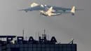Pesawat buatan Rusia, Antonov An-225 Mriya lepas landas dari Vaclav Havel Airport di Praha, Republik Ceko, Kamis (12/5). Pesawat kargo terbesar di dunia ini melakukan penerbangan komersial pertama dari Praha ke Perth, Australia. (REUTERS/David W Cerny)