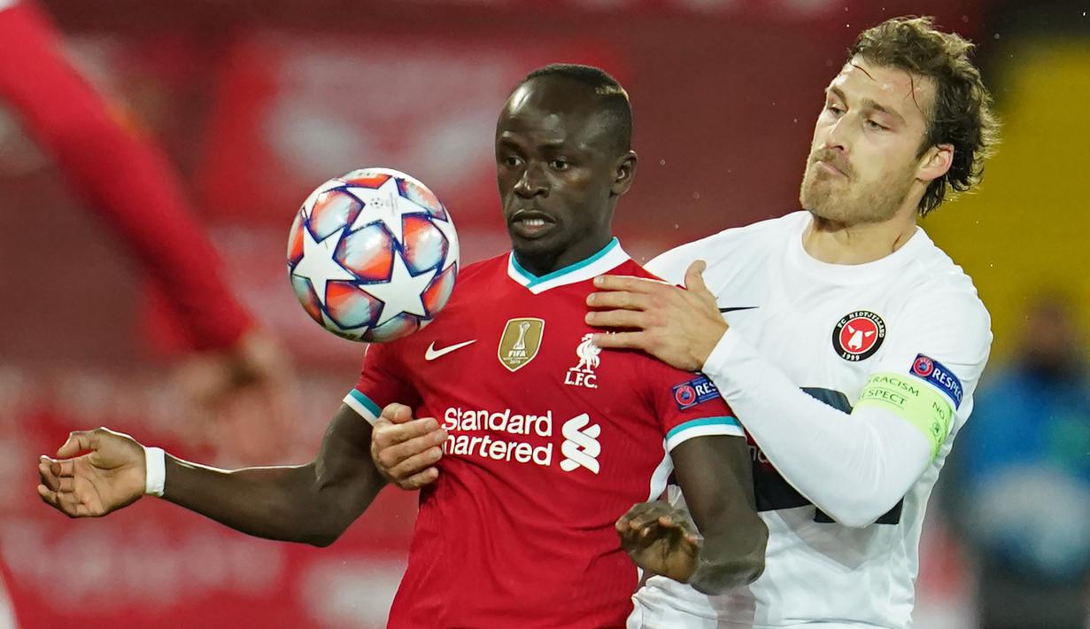 Striker Liverpool, Sadio Mane, berebut bola dengan bek Midtjylland, Erik Sviatchenko, pada laga Liga Champions 2020/2021 di Stadion Anfield, Rabu (28/10/2020) dini hari WIB. Liverpool menang 2-0 atas Midtjylland. (AFP/Jon Super/pool)