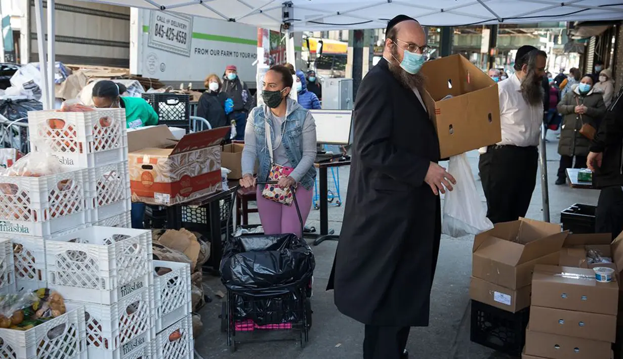 Orang-orang memilih bahan makanan di sebuah tempat distribusi makanan di Wilayah Brooklyn, New York, Amerika Serikat (AS), (14/5/2020). Jumlah klaim pengangguran awal di AS mencapai 2.981.000 pekan lalu. (Xinhua/Michael Nagle)