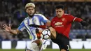 Pemain Huddersfield, Philip Billing (kiri) berebut bola dengan pemain Manchester United, Alexis Sanchez pada putaran kelima Piala FA di John Smith stadium, Huddersfield, (17/2/2018). Manchester United menang 2-0. (Martin Rickett/PA via AP)