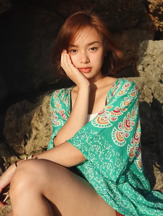 Wajahnya yang manis membuat mata tak berpaling. Nabilah terjun ke dunia hiburan sebagai model dan penyanyi. (Liputan6.com/IG/@nabilahrdz)