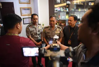 Asdep Pengelolaan Pembinaan Sentra dan SKO Kemenpora, Bayu Rahadian bersama Kabag Ren Rojianstra Staf Sumber Daya Manusia (SDM) Polri dan Kombes Pol Edy Murbowo di Ruang Rapat Deputi Bidang Pembudayaan Olahraga, Kantor Kemenpora, Jakarta.